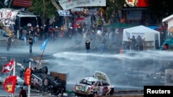 Polisi anti huru-hara Turki menggunakan gas air mata dan meriam air untuk menghalangi ribuan demonstran anti pemerintah di Istanbul.