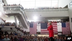 Kandidat calon presiden dari Partai Demokrat Hillary Clinton saat kampanye di Iowa State University, Ames, Iowa, 30 Januari 2016.