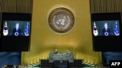 22일 뉴욕 유엔본부 회의장에서 문재인 한국 대통령의 75차 유엔총회 기조연설이 화면에 나오고 있다.