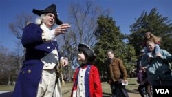 Lewis Bliss, 10, dari Burke, Virginia, mengenakan pakaian musisi dari masa perang revolusi bertemu dengan "Presiden George Washington", yang diperankan Dean Malissa, dalam acara peringatan ulang tahun presiden pertama Amerika ke-280 di Mount Vernon, di lu