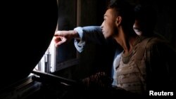 Les forces armées libyennes combattent les combattants de l'État islamiste, à Syrte, en Libye, le 19 juillet 2016.