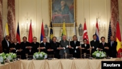 រដ្ឋមន្ត្រីការបរទេសអាមេរិកលោក Rex Tillerson (កណ្តាល) ថតរូបជាមួយ​ក្រុម​រដ្ឋ​មន្ត្រី​ការបរទេស​នៃ​សមាគមប្រជាជាតិអាស៊ីអាគ្នេយ៍ ហៅកាត់ថា អាស៊ាន នៅរដ្ឋធានីវ៉ាស៊ីនតោន កាលពីថ្ងៃទី៤ ខែឧសភា ឆ្នាំ២០១៧។