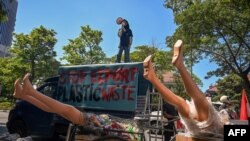 Para aktivis dari ECOTON dan mahasiswa di Jawa Timur berdemo di depan Konsulat Jenderal Australia di Surabaya, Selasa, 11 Juni 2024. (Foto: Juni Kriswanto/AFP)