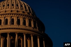 位于华盛顿特区的美国国会大厦。2023年11月, 穆迪将美国信用评级展望从“稳定”下调至“负面”，理由是财政赤字庞大且债务承受能力下降。（法新社照片)