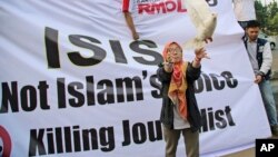 Seorang perempuan muslim melepaskan merpati sebagai simbul perdamaian dalam sebuah demonstrasi anti ISIS di Jakarta. Sementara itu Australia meningkatkan kesiagaan atas aksi terorisme, menyusul sejumlah warganya yang kembali dari pertempuran bersama ISIS.