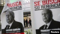 Foto kepala badan imigrasi Francisco Garduno dipasang oleh anggota organisasi migran dan demonstran selama protes di luar kantor imigrasi Meksiko, untuk menuntut perubahan kebijakan migrasi pemerintah Meksiko (20/4). 