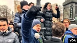 Protesters in Moscow's Pushkin Square. Navalny's campaign has connected with younger Russians in particular through an effective use of social media. (Photo: Charles Maynes for VOA) 