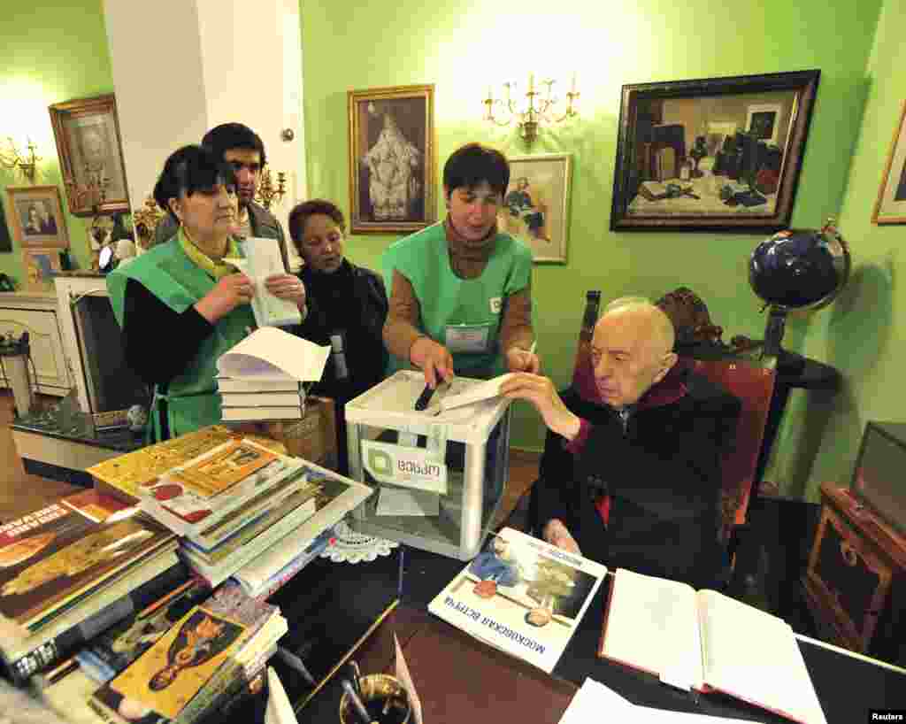 Georgia's former President Eduard Shevardnadze casts his ballot during the presidential election at his residence in Tbilisi, Oct. 27, 2013. 