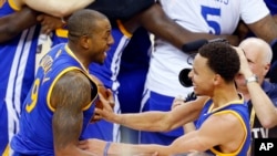 Stephen Curry (à dr.) et Andre Iguodala, des Golden State Warriors