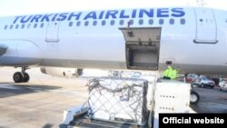 Vakcine prozivođača AstraZeneka dopremljene su na aorodrom "Nikola Tesla" u Beogradu. (Foto: Predsedništvo Srbije, Dimitrije Goll)