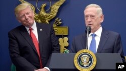 제임스 매티스 미국 국방장관(오른쪽)이 지난 27일 펜타곤에서 도널드 트럼프 대통령이 지켜보는 가운데 취임 연설을 하고 있다.