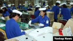 개성공단 재가동이 시작된 지난해 9월 개성공단 내 한국기업 북한 근로자들이 제품 생산 작업 중이다. (자료사진)