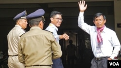 Uon Chhin and Yeang Sothearin, former journalists from the U.S.-funded Radio Free Asia (RFA), who have been charged with espionage, enter the Municipal Court of Phnom Penh to hear their verdict, in Phnom Penh, Cambodia, October 3, 2019. (Khan Sokummono/VOA Khmer)