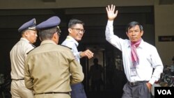 រូប​ឯកសារ៖ អតីត​អ្នក​សារព័ត៌មាន​​វិទ្យុ​អាស៊ី​សេរី​ប្រចាំ​រាជធានី​ភ្នំពេញ លោក​អ៊ួន ឈិន​ (ស្តាំ) និង​លោក យាង​ សុធារិន្ទ​ (ឆ្វេង)​ បាន​មកដល់​សាលា​ដំបូង​រាជធានី​ភ្នំពេញ​ កាល​ពី​ថ្ងៃ​​ ទី​០៣ ខែ​តុលា ឆ្នាំ​២០១៩​ ដើម្បីស្តាប់​ការប្រកាស​សាលក្រម។