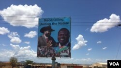 ""Réconcilier, unifier la nation", peut-on lire sur un panneau ... au-dessus des visages souriants" de Salva Kiir et Riek Machar, Juba, 15 avril 2016 (VOA/J. Patinkin)