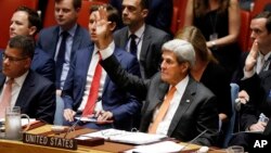 지난달 23일 뉴욕 유엔본부에서 열린 안보리 회의에서 존 케리 미국 국무장관이 전세계 각국의 핵실험 금지를 촉구하는 결의안 표결에서 손을 들어 찬성 의사를 밝히고 있다. (오른쪽)