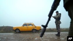 Automobil zaustavljen na kontrolnom punktu ukrajinske policije, u Berdjansku, južna obala Azovskom moru, istočna Ukrajina, 27. novembra 2018.