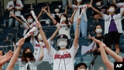 Fans baseball di Korea Selatan menonton pertandingan Doosan Bears melawan LG Twins di Seoul, Minggu (26/7). 