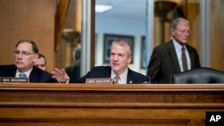 댄 설리번(가운데) 미 상원의원이 회의 중 발언하고 있다. (자료사진)