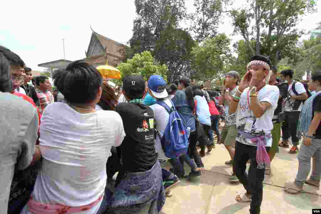 យុវជនខ្មែរមួយក្រុមលេងល្បែងទាញព្រ័តក្នុងពិធីមួយដើម្បីប្រារព្ធចូលឆ្នាំខ្មែរនៅវត្តជ្រោយអំពិលខ័ណ្ឌច្បារអំពៅរាជធានីភ្នំពេញកាលពីថ្ងៃសៅរ៍ទី០៩ខែមេសានេះ។ ប្រជាជនខ្មែរប្រារព្ធពិធីបុណ្យចូលឆ្នាំខ្មែរចាប់ពី ថ្ងៃទី ១៣ដល់ទី១៦ខែមេសាឆ្នាំ២០១៦នេះ នៃ​ឆ្នាំ​វក សត្វ​ស្វា។ (ឡេង ឡែន/VOA)​