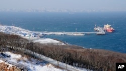 Сполучені Штати входять до міжнародної коаліції країн (ЄС, "Групи семи"та Австралії), які запровадили граничну ціну на поставки російської нафти у відповідь на вторгнення Росії в Україну. Архівне фото: нафтовий танкер в російському нафтотерміналі на Далекому Сході, 2009 рік 