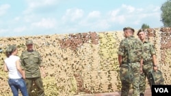 去年夏季来俄罗斯参加军事比赛活动的塞尔维亚军官（右）。