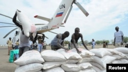 Helikopter PBB menurunkan bahan makanan di Sudan Selatan (foto: dok),