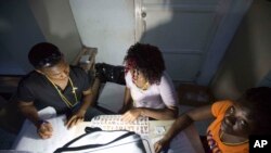 Nhân viên bầu cử đếm phiếu trong cuộc bầu cử tổng thống ở Port-au-Prince, Haiti, ngày 25/10/2015.