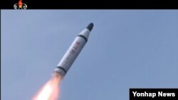 지난 6월 북한 조선중앙TV는 새 기록영화에서 김정은 국방위원회 제1위원장이 참관한 잠수함 발사 탄도미사일(SLBM) 시험발사 장면을 방영했다. 북한은 지난 5월에도 SLBM 시험발사 영상을 공개했으나 미국의 영상을 도용한 것으로 확인됐다. (자료사진)