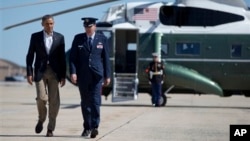 Presiden Barack Obama didampingi Kolonel Greg Urtso menuju pesawat kepresidenan "Air Force One" di pangkalan Angkatan Udara AS - Andrew di Maryland (26/5). Presiden Obam bertolak ke kota Moore, Oklahoma, untuk mengunjungi korban tornado hari ini.
