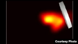 A screen grab from YouTube captured by Wang’s new imaging system shows a laser pulse propagating in air and being reflected from a mirror. (Credit Lihong Wang, Washington University)