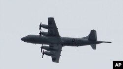 Un U.S. P3 Orion vole au dessus de la ville de Marawi, au sud des Philippines, le 9 juin 2017. 