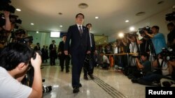 Head of the South Korean working-level delegation, Suh Ho (C), leaves for Kaesong Industrial Complex (KIC) to attend inter-Korean working-level talks at the South's CIQ (Customs, Immigration and Quarantine), just south of the demilitarized zone separating