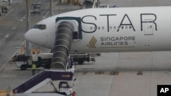 Pesawat Boeing 777-300ER milik Singapore Airlines, diparkir di Bandara Internasional Suvarnabhumi, dekat Bangkok, Thailand, Rabu, 22 Mei 2024, setelah penerbangan SQ321 London-Singapura yang mengalami turbulensi parah. (AP/Sakchai Lalit)