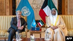 Menteri Luar Negeri Kuwait Abdullah al-Yahya (kanan) bertemu Sekretaris Jenderal PBB Antonio Guterres di kementerian luar negeri di Kuwait City, Minggu (12/5) di sela konferensi donor internasional untuk Gaza.