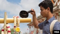 ទិដ្ឋភាព​ទូទៅ​នៃ​កម្មវិធី​ «បុណ្យភូមិ» ត្រូវបាន​រៀបចំ​ឡើង​ដើម្បី​បញ្ជ្រាប​ការ​យល់ដឹង​អំពី​ទម្រង់​វប្បធម៌​បុរាណ​ដល់​យុវជន​កម្ពុជា​ ក្នុង​វត្ត​ទួល​ក្រសាំង ​ខេត្ត​កណ្តាល​ នៅ​ថ្ងៃទី​៧ ខែ​មេសា​ ឆ្នាំ​២០១៧។ (ហ៊ាន សុជាតា/ VOA)