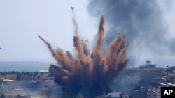 Smoke rises following Israeli airstrikes on a building in Gaza City, May 13, 2021. 