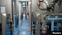 Arhiva - Tehničar hoda kroz postrojenje za konvencionalnu preradu uranijuma u Isfahanu, 450 kilometara južno od Teherana, 3. februara 2007.