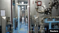 រូបឯកសារ៖ អ្នកបច្ចេកទេស ដើរ​នៅ​រោងចក្រ​បំប្លែង​សារធាតុ​អ៊ុយរ៉ាញ៉ូម​នៅ​ក្រុង Isfahan ដែល​មាន​ចម្ងាយ ៤៥០ គីឡូម៉ែត្រ​ខាងត្បូង​ទីក្រុង​តេហេរ៉ង់ ប្រទេស​អ៊ីរ៉ង់ កាលពី​ថ្ងៃទី៣ ខែកុម្ភៈ ឆ្នាំ២០០៧។