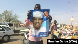 Un partisan tient le poster de camp