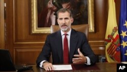 Dalam gambar yang dirilis oleh Istana Kerajaan Spanyol, Raja Felipe VI berpidato di televisi dari Istana Zarzuela di Madrid, 3 Oktober 2017.