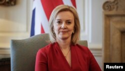 Menlu Inggris Liz Truss berbicara di London (foto: dok). 