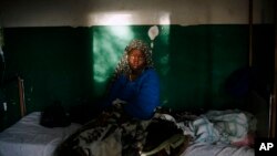 អ្នក​ជំងឺ​គ្រុន​ចាញ់​ម្នាក់​អង្គុយ​នៅ​ក្នុង​គ្រែ​មួយ​នៅ​មន្ទីរពេទ្យ​មួយ​ក្នុង​ក្រុង Gao ប្រទេស​ម៉ាលី កាលពី​ថ្ងៃទី១១ ខែកុម្ភៈ ឆ្នាំ២០១៣។