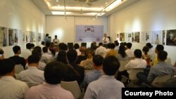 Speakers from the opposition party and civil society discuss "Freedom in the Making? The Cambodian Constitution, Writing and Reality?" in a debate organised by Friedrich Naumann, September 25, 2015 in Meta House. (Courtesy Photo/Kun Nak's Friedrich Naumann)