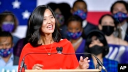 Michelle Wu berbicara kepada para pendukung di pesta malam pemilihannya, di Boston, 2 November 2021. (Foto: AP)