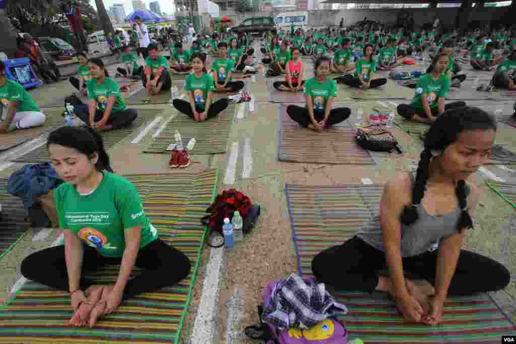 ជាពលរដ្ឋប្រមាណជាង១០០០នាក់ប្រមូលផ្ដុំគ្នានៅពហុកីឡាដ្ឋានអូឡាំពិកនៃ រាជធានីភ្នំពេញនៅថ្ងៃអាទិត្យ ទី១៩ ខែមិថុនា ឆ្នាំ២០១៦ ដើម្បីប្រារព្ធទិវាយោគៈអន្តរជាតិក្នុងគោលបំណងរក្សាសុខភាពឲ្យបានប្រសើរជាងមុន។មនុស្សទូទាំងពិភពលោកនាំគ្នាហាត់យោគៈដើម្បីរក្សាសុខភាពឲ្យបានល្អ និងដើម្បីឲ្យតម្លៃប្រពៃណីឥណ្ឌាបុរាណ។(ឡេង ឡែន/VOA)