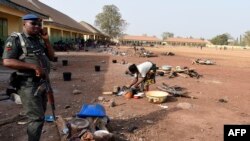 ARCHIVES - Un policier monte la garde dans un camp de personnes déplacées à Benue, dans le centre-nord du Nigeria, le 3 janvier 2018.