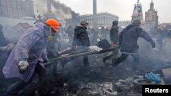 Demonstranti nose povređene učesnike protesta u Kijevu