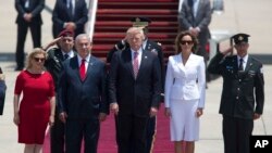 លោក​ប្រធានាធិបតី Donald Trump និង​ភរិយា​របស់​លោក​គឺ​លោកស្រី Melania និង​លោក​នាយក​រដ្ឋ​មន្ត្រី​អ៊ីស្រាអែល Benjamin Netanyahu និង​ភរិយា​របស់​លោក​គឺ​លោកស្រី Sara ក្នុង​ក្រុង Tel Aviv កាលពី​ថ្ងៃទី២២ ខែឧសភា ឆ្នាំ២០១៧។