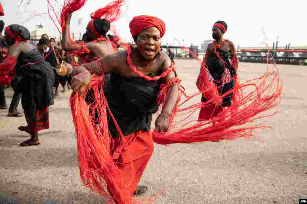 Sebuah kelompok penari tradisional melakukan upacara pemakaman terakhir bagi mantan Presiden Ghana Jerry John Rawlings di Accra, Ghana, pada 27 Januari 2021. (Foto: AFP)